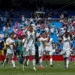 Varane y el resto de jugadores saludan al público