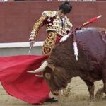 Remate por bajo de Adame tras comenzar por estatuarios su faena a "Huracán", que le voltearía minutos más tarde