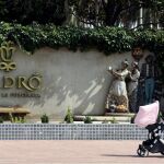 Un hombre pasa ante la firma valenciana de porcelanas Lladró en la localidad valenciana de Tavernes Blanques