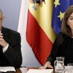 La vicepresidenta del Gobierno, Soraya Sáenz de Santamaría y el ministro de Hacienda, Cristóbal Montoro, durante la rueda de prensa posterior a la reunión del Consejo de Ministros que ha tenido lugar en La Moncloa