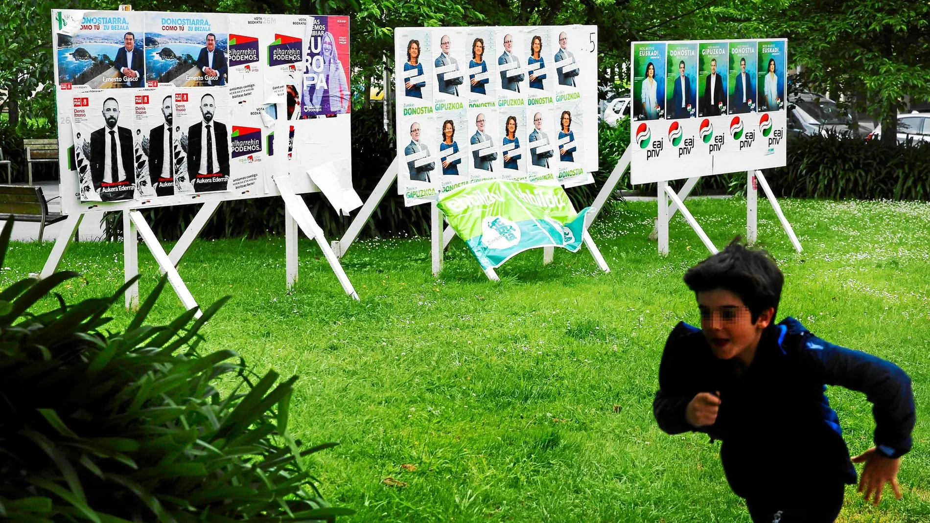 Los carteles electorales inundan las calles de San Sebastián y se mezclan con las numerosas pintadas en contra de España. Fotos: CIPRIANO PASTRANO