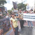 Un grupo de periodistas concentrados ante la Fiscalía venezolana en repudio a un ataque de informadores en el que doce de ellos resultaron heridos