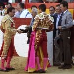Ponce brinda un toro a Pepe Manzanares, en presencia del resto de la dinastía alicantina con José María hijo, de espaldas, y José María padre y Manuel, a la derecha