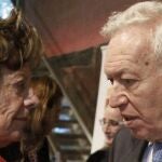 El ministro de Exteriores, José Manuel García-Margallo conversa con la vicepresidenta de la Comisión Europea Neelie Kroes durante el encuentro entre empresarios e inversores "Spain Startup & Investor Summit"que se celebra en la capital.