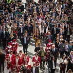 Pese a la amenaza de lluvia, miles de valencianos salieron ayer a la calle para acompañar a la reial Senyera en la procesión cívica. Las medidas de seguridad no impidieron los abucheos a las autoridades, algo que ya es tan tradicional como la procesión en sí