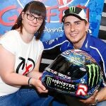 Lorenzo lucirá en Montmeló una versión de su casco en la que une a su ya famoso «x fuera» la tipografía especial creada por Anna Vives, una chica con síndrome de Down que posó junto al piloto
