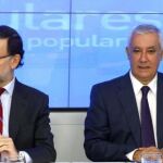 El presidente del Gobierno y del PP, Mariano Rajoy, junto a la secretaria general del partido, María Dolores de Cospedal, y los vicesecretarios Esteban González Pons y Javier Arenas