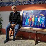 Manuel Lucas posa con una de sus obras en el Hospital de la Caridad de Sevilla/ Foto: Manuel Olmedo