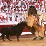 Tito Sandoval trata de resistir en su cabalgadura ante el empuje del toro de Cuadri
