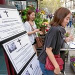 En la imagen, las esquelas que tienen colgadas la mayoría de las paradas