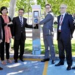 El consejero de Medio Ambiente, Borja Sarasola, y el alcalde de Móstoles, Daniel Ortiz, junto al primer punto de recarga eléctrica de la red de estaciones de servicio de Repsol