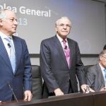 El director general y el presidente de La Caixa, Juan María Nin e Isidro Fainé, ayer durante al asamblea de la entidad