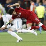 Salah y Ramos en la final de la Champions de Kiev