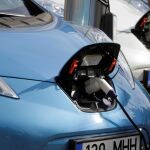 Varios coches eléctricos en un punto de recarga