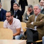 Álvaro Pérez se ha ofrecido para aclarar «el ánimo» que mueve las declaraciones de otros testigos. En la imagen, Álvaro Pérez junto a Pablo Crespo, detrás, Ricardo Costa y Vicente Rambla.