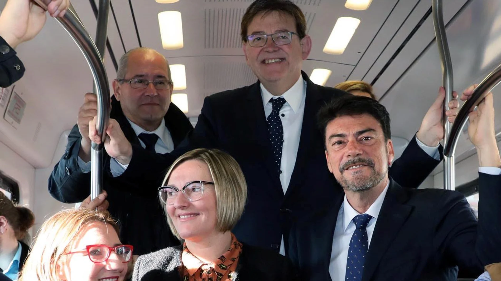 El presidente Puig junto al alcalde de Alicante, Luis Barcala y la consellera de Vivienda, María José Salvador, en la inauguración del túnel de la Serra Grossa de Alicante