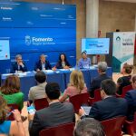 El consejero de Fomento e Infraestructuras en funciones, Patricio Valverde, durante el encuentro mantenido con una treintena de representantes de colegios oficiales, organizaciones no gubernamentales y entidades financieras