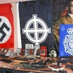 El detenido tenía en su casa de Sabadell un auténtico arsenal de armas que incluía cuchillos, navajas, espadas samurái y diversas armas de fuego, así como numeroso material de apología del nazismo y el antisemitismo, desde pósters a libros y películas, que propagaba a través de su blog en internet