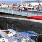 Para esta edición, la novedad es que la carrera comienza en el mar, en una batea, la típica mejillonera en la que se gana la vida buena parte de los habitantes de las Rías Bajas.