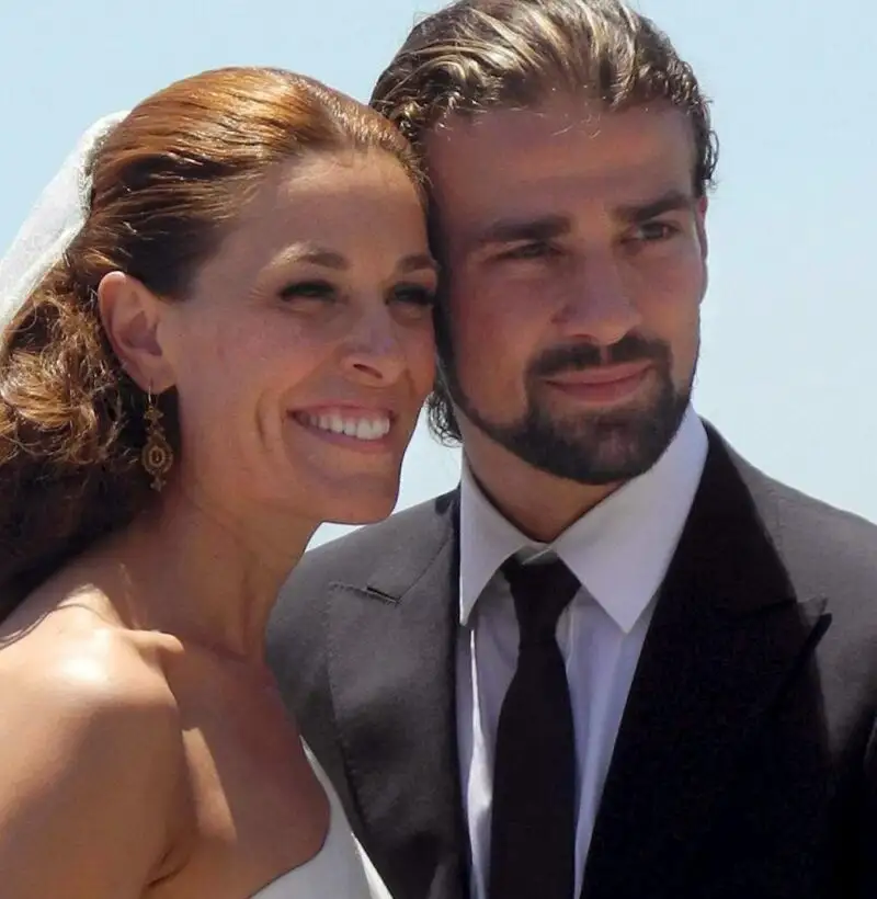 Foto de archivo del 22 de junio de 2012 de la presentadora de televisión Raquel Sánchez Silva junto a su marido, el operador de cámara italiano Mario Biondo, durante su boda