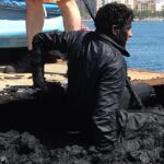 En la imagen, facilitada por la Policía, inmigrantes que intentan llegar a la península en los contenedores de basura que a diario se traslada desde Ceuta hasta Cádiz