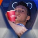 Özil vivió sus últimos minutos como madridista «oculto» en el banquillo madridista junto al resto de suplentes en el Bernabéu