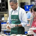 El presidente de Estados Unidos estuvo ayer con los voluntarios de Martha's Table, que atiende a las familias en apuros, entre ellas las afectadas por el apagón federal