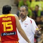 El seleccionador español de baloncesto, Juan Antonio Orenga (d), habla con Álex Mumbrú durante el partido, contra Eslovenia