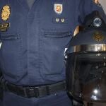 Fotografía facilitada por la Policía Nacional de un agente con uno de los 18 cascos con cámara que la Real Federación Española de Fútbol (RFEF) ha entregado hoy a la Policía Nacional