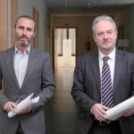 Los procuradores socialistas Julio López y José Francisco Martín, a su llegada a la sala de prensa de las Cortes para dar a conocer las propuestas de su partido