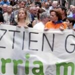 Manifestación abertzale por el «derecho a decidir» que ayer recorrió el centro de Bilbao