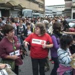 Cientos de trabajadores de Fagor se han manifestado hoy por las calles de Basauri en protesta por los recortes de empleo previstos por la dirección de la cooperativa vasca