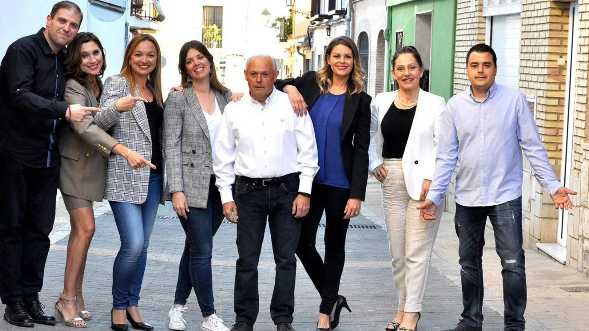 El candidato del Partido Popular a alcalde de Rocafort Agustín Aliaga, junto a algunos miembros de su candidatura