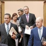 El presidente Fabra entra en el hemiciclo «escoltado» por Císcar, Bellver y Buch. A su lado, Llinares. Al fondo, Rambla