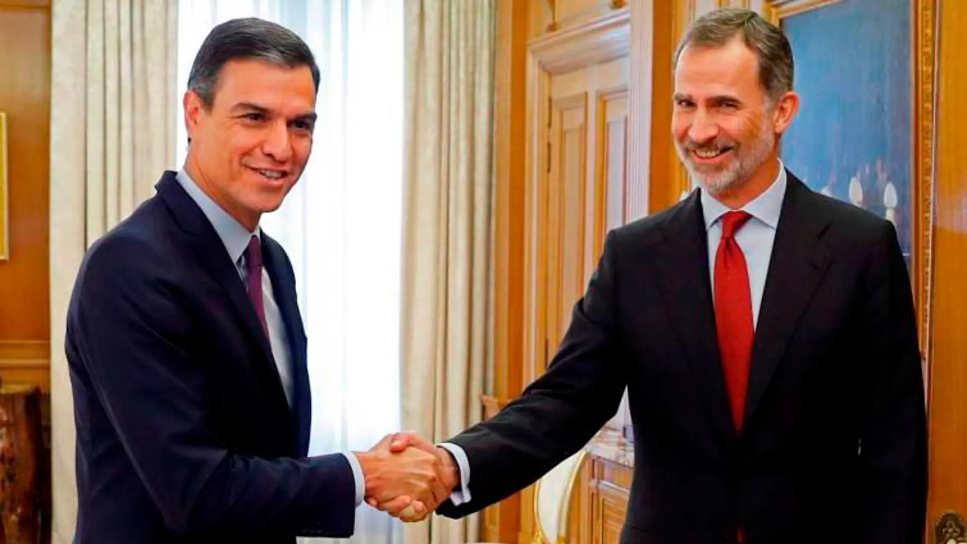 Felipe VI saluda al líder del PSOE, Pedro Sánchez en el Palacio de la Zarzuela. EFE/Juan Carlos Hidalgo ***POOL***