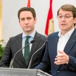 El presidente del PP de Castilla y León, Alfonso Fernández Mañueco, atiende a los periodistas en presencia de Teodoro García Egea
