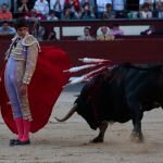 Castella da un pase por la espalda