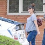 Javier Bardem y Penélope Cruz, junto a su hermano Eduardo, a la salida del hospital donde dio a luz Mónica