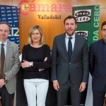 Los candidatos del PP y PSOE, Pilar del Olmo y Óscar Puente, junto a los periodistas Ignacio Sobrino y Jesús Mateos