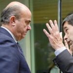 El ministro de Economía, Luis de Guindos, charla con su homólogo luso, Victor Gaspar