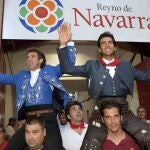 Los rejoneadores abandonan a hombros el coso pamplonés