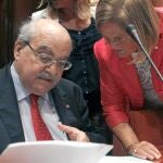 El conseller Mas-Colell junto a la presidenta del Parlament, Núria de Gispert, momentos antes de comenzar la comparecencia