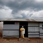 Un sanitario con el traje de protección en la República Democrática del Congo / Foto: Reuters
