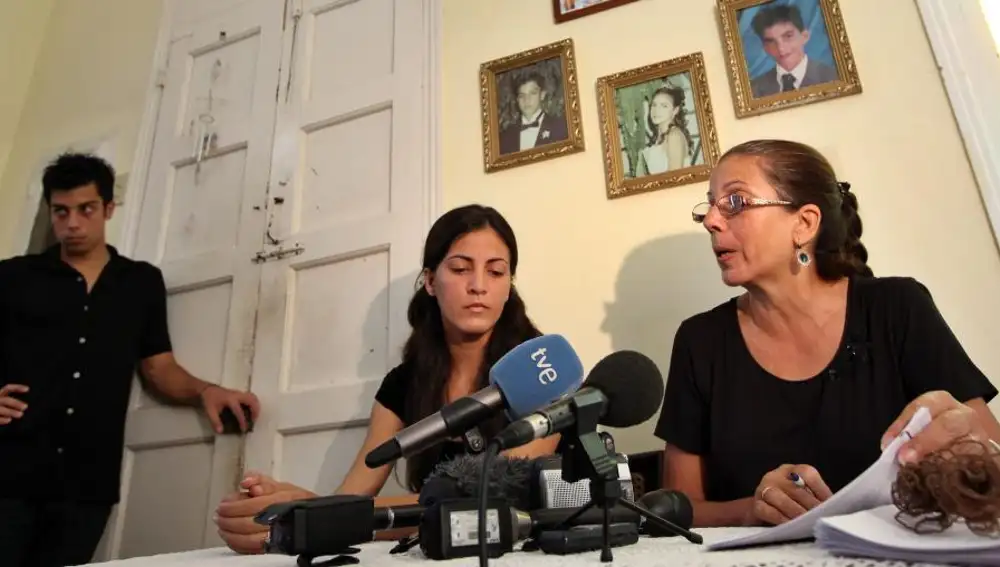Ofelia Acevedo (d), viuda del fallecido disidente cubano Oswaldo Payá, habla durante una rueda de prensa en compañía de sus hijos Rosa Maria Payá Acevedo (c) y Oswaldo José Payá Acevedo