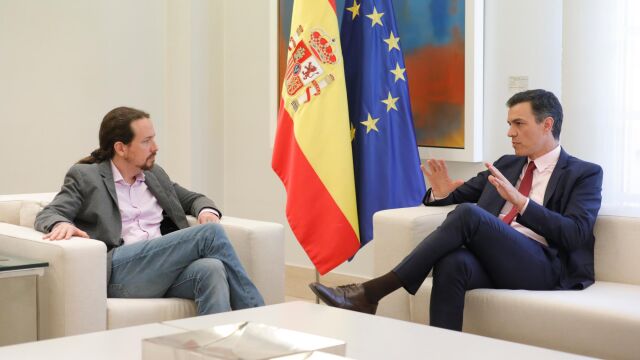 Pablo Iglesias y Pedo Sánchez durante una reunión en Moncloa
