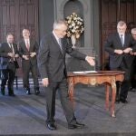 Griñán invita con un gesto a los rectores a incorporarse a la primera línea
