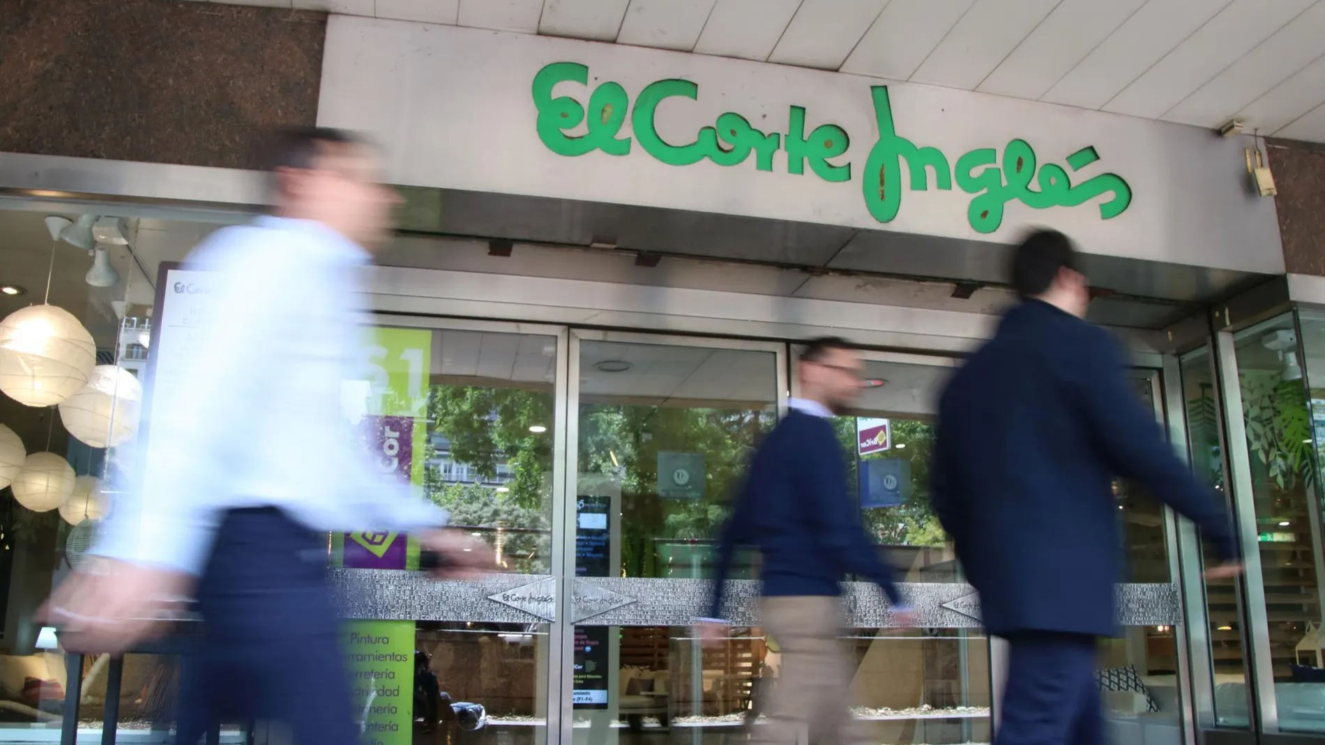 Entrada de uno de los centros de El Corte Inglés en Madrid