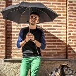 El actor posa orgulloso en su calle y con su perro