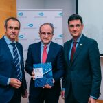 El consejero delegado de Global Omnium, Dionisio García (de izquierda a derecha), Jaime Castillo y el rector de la UPV, Francisco Mora (tercero por la izda.) presentaron ayer el libro «Agua y futuro. El nexo científico Universidad Politécnica de Valencia-Global Omnium»