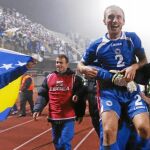 Los jugadores bosnios celebran su primera clasificación mundialista